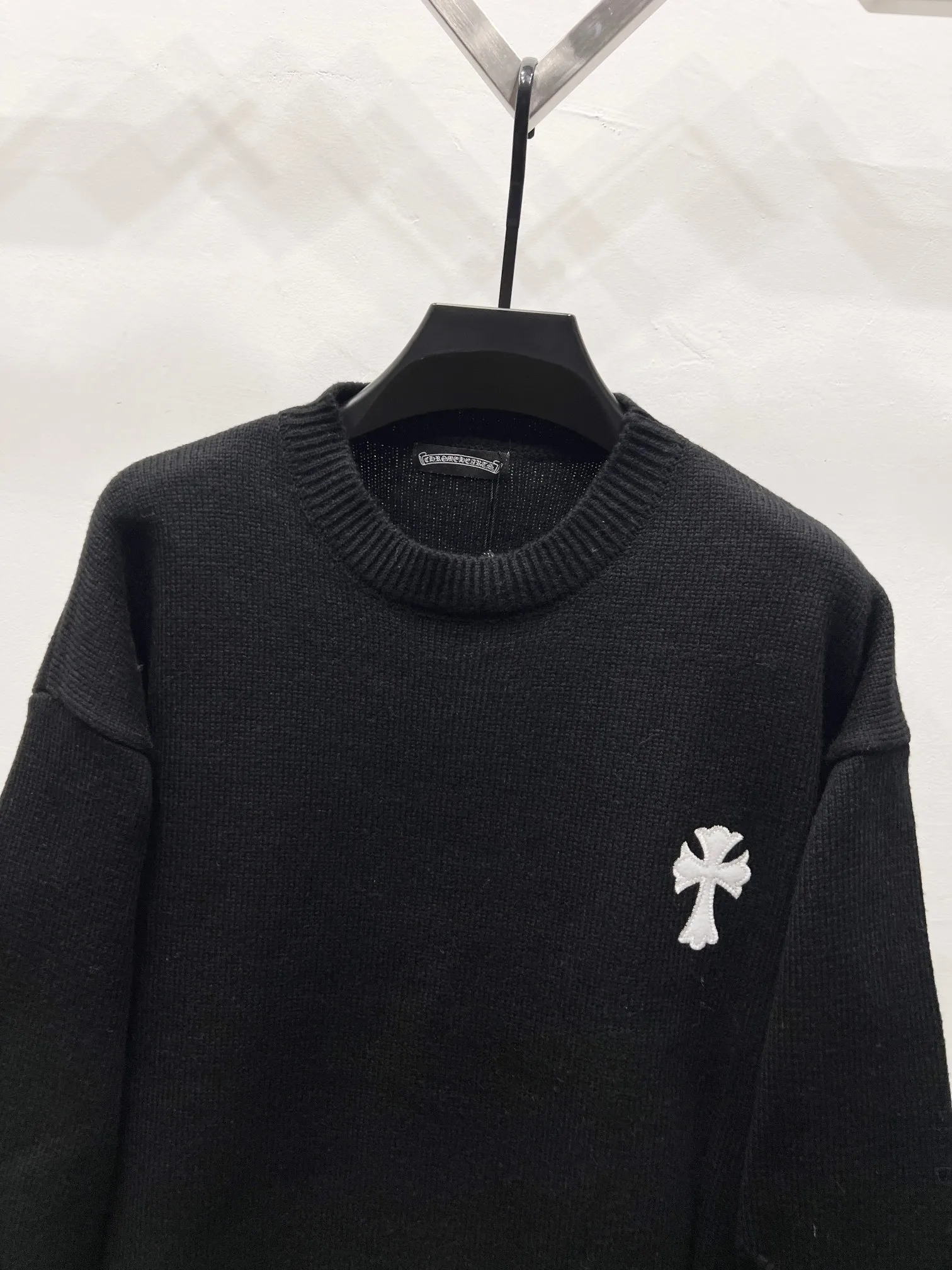 P240 High quality, model number: (Q062) Chrome Hearts CH Chrome Hearts patchwork cross hole knitted sweater pullover. The popular style is the same for men and women. It is matched with black and white. It looks good in real life. It looks good in daily wear. It is even more photogenic. It’s hard not to buy it. Buy it for me!!! Believe me, no one can refuse such a captain style Chrome Hearts jacket. It has expanded the version based on the old version and has a loose and stylish upper body. Casual design with an expanded hem. Fat people are extremely slim. Thin people have a limited height. Ten thousand yuan ZP printing. 1:1 perfect restoration. Looks good when worn alone. Can be easily controlled by both men and women. If you care more about quality, you must also respect the price. It is completely different from the thin transparent bottoms on the market that pill when worn. If the style makes you shine at a glance, then quality is what you should pay more attention to. We focus on quality rather than price. Customers who have received my products all know it. ️️️ Sweaters on the market are generally made of bract core yarn. We use modal. The advantages over core-spun yarn are very intuitive: high cost, high price, high density, relatively expensive for developers, and let us make a lot less money. In addition, it is delicate, has no scum on the upper body, resists pilling, and is high-end. We are conscientious sellers and do not use core-spun yarn. Apart from being cheap, core-spun yarn is really useless. It shrinks, pills, hooks, and makes people pierced. He is proficient in everything. It is 2024. Who doesn’t want to look decent when they go out? Quality determines the upper body effect. No matter how bad the quality, the best style is still the temperament of the urban-rural fringe. We only do long-term business. Quality determines character. Take it back and wear it with confidence and wash it. The quality of the pattern will definitely make your eyes shine. We only make the right version of high quality. We make high-end hard goods. Reject junk goods and reject fast food. Conscientious quality and conscientious price. You deserve it!  Color: Black White Gray Red Size: S M L